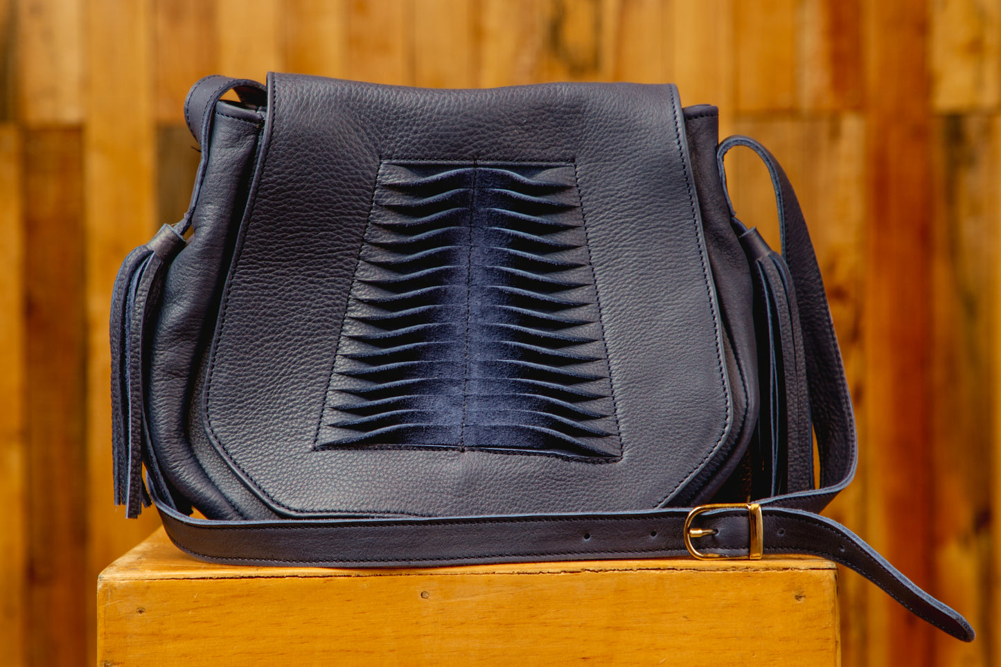 Slit saddle in navy natural dried leather