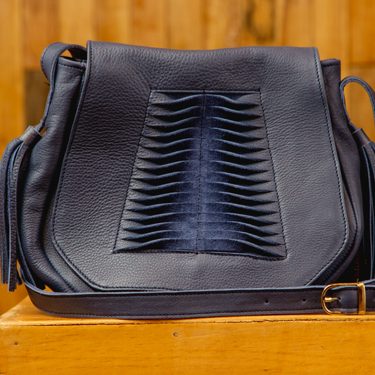 Slit saddle  in navy natural dried leather