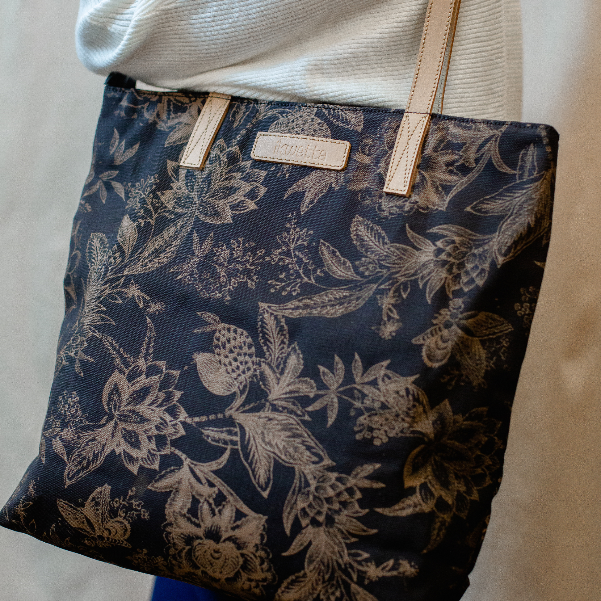Market tote in black print canvas and leather handles