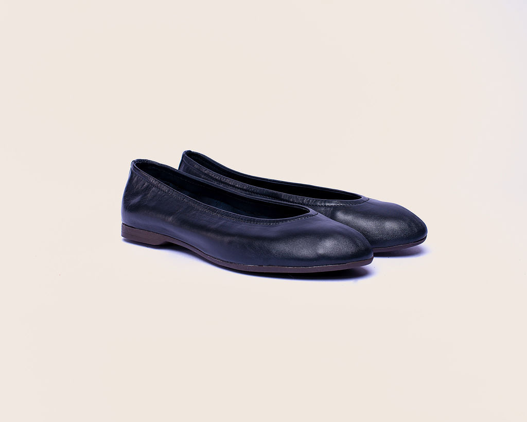 Bare ballet shoes in black smooth leather