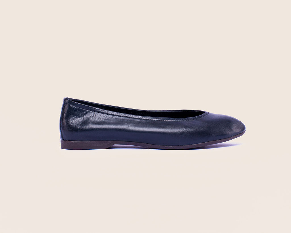 Bare ballet shoes in navy smooth leather
