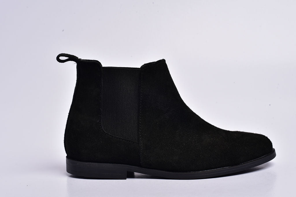 Ikwetta Chelsea Boots in Black Suede with rubber sole